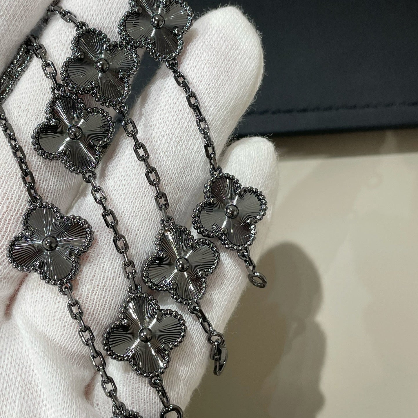 [エコー]クローバー 5モチーフ ブラックブレスレット