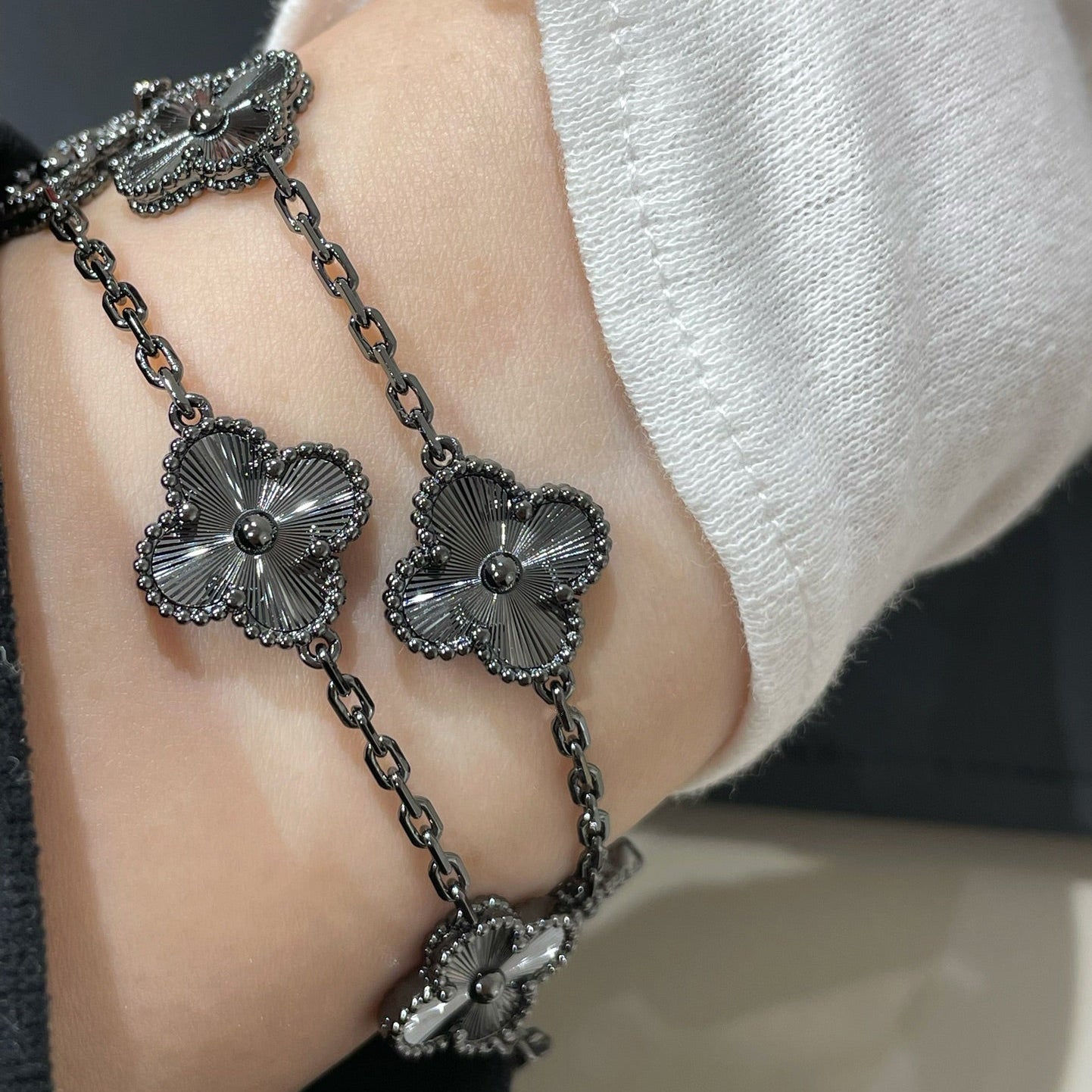 [エコー]クローバー 5モチーフ ブラックブレスレット
