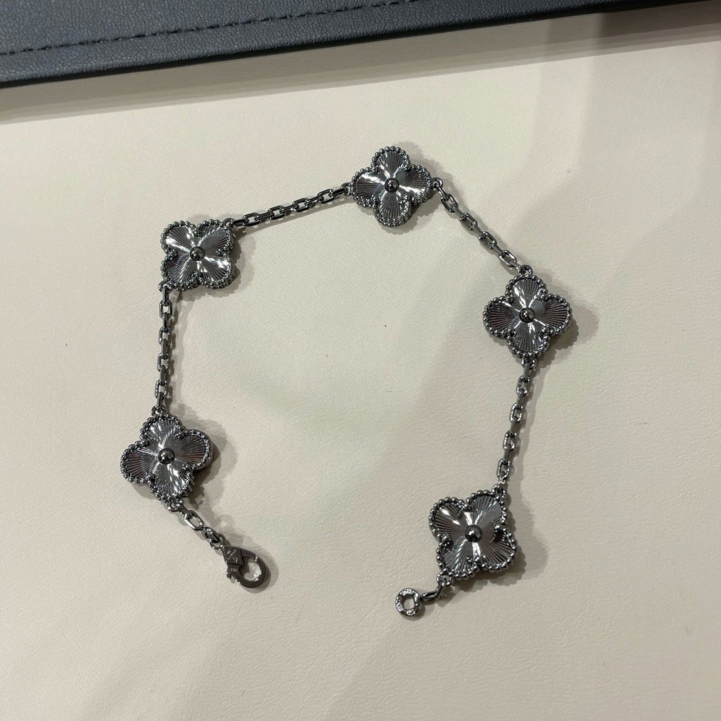 [エコー]クローバー 5モチーフ ブラックブレスレット