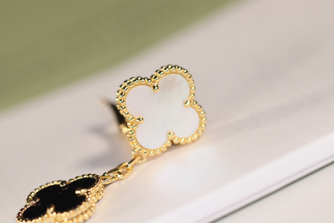 [Echo ]CLOVER EARRINGS GOLD ONYX MOP 3 MOTIF