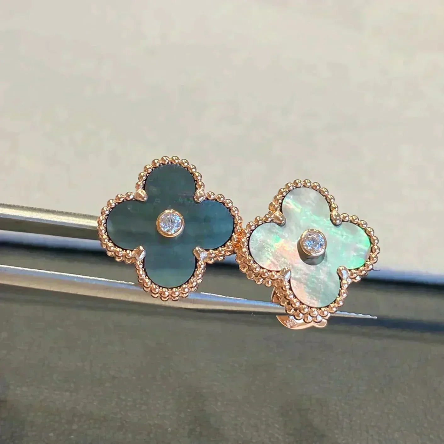 [Echo ]CLOVER MEDIUM 1 MOTIFS GRAY MOP  DIAMOND EARRINGS