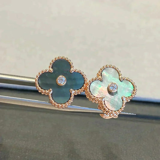 [Echo ]CLOVER MEDIUM 1 MOTIFS GRAY MOP  DIAMOND EARRINGS