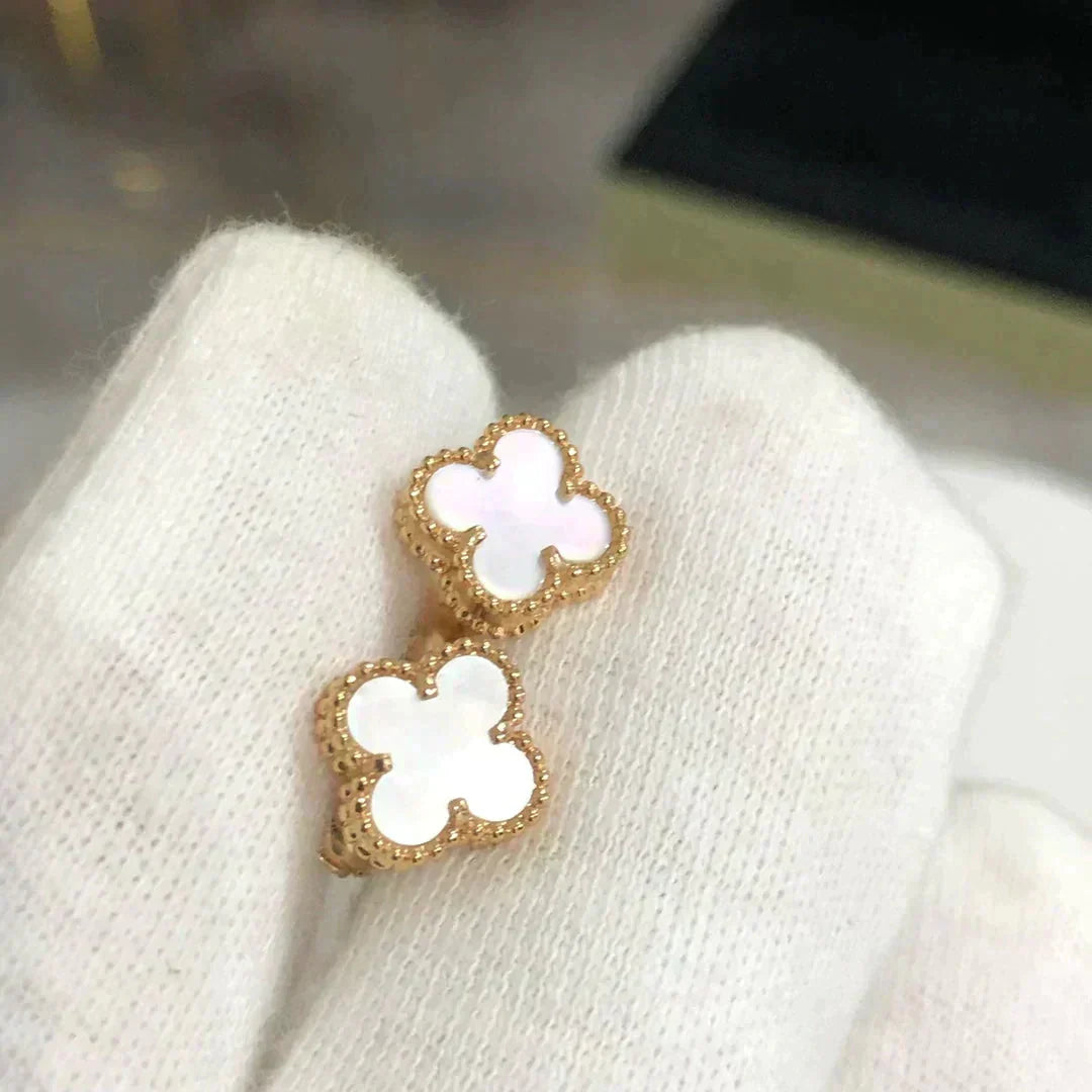[Echo ]CLOVER MINI 9.5MM WHITE MOP EARRINGS