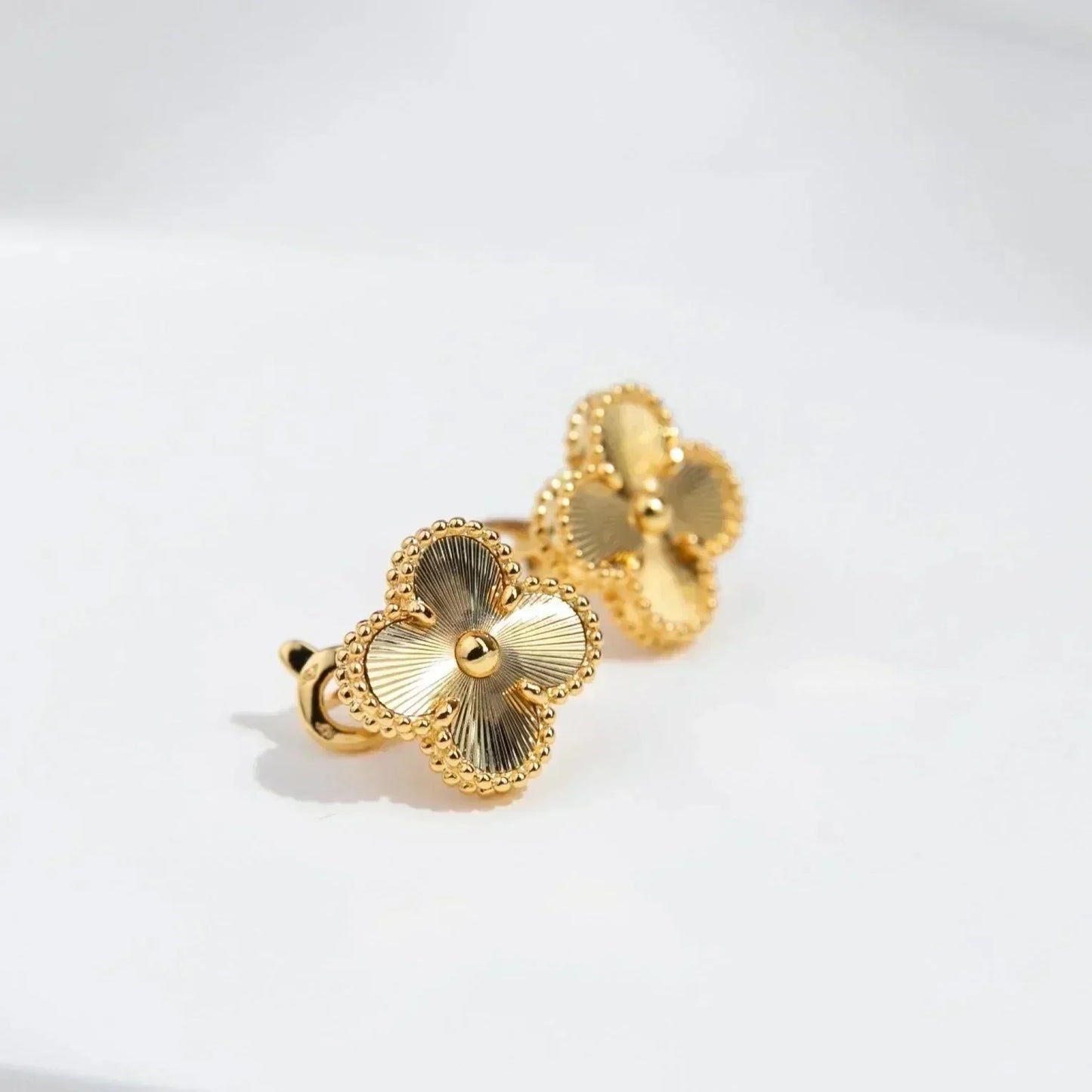 [Echo ]CLOVER MEDIUM 1 MOTIFS LASER EARRINGS