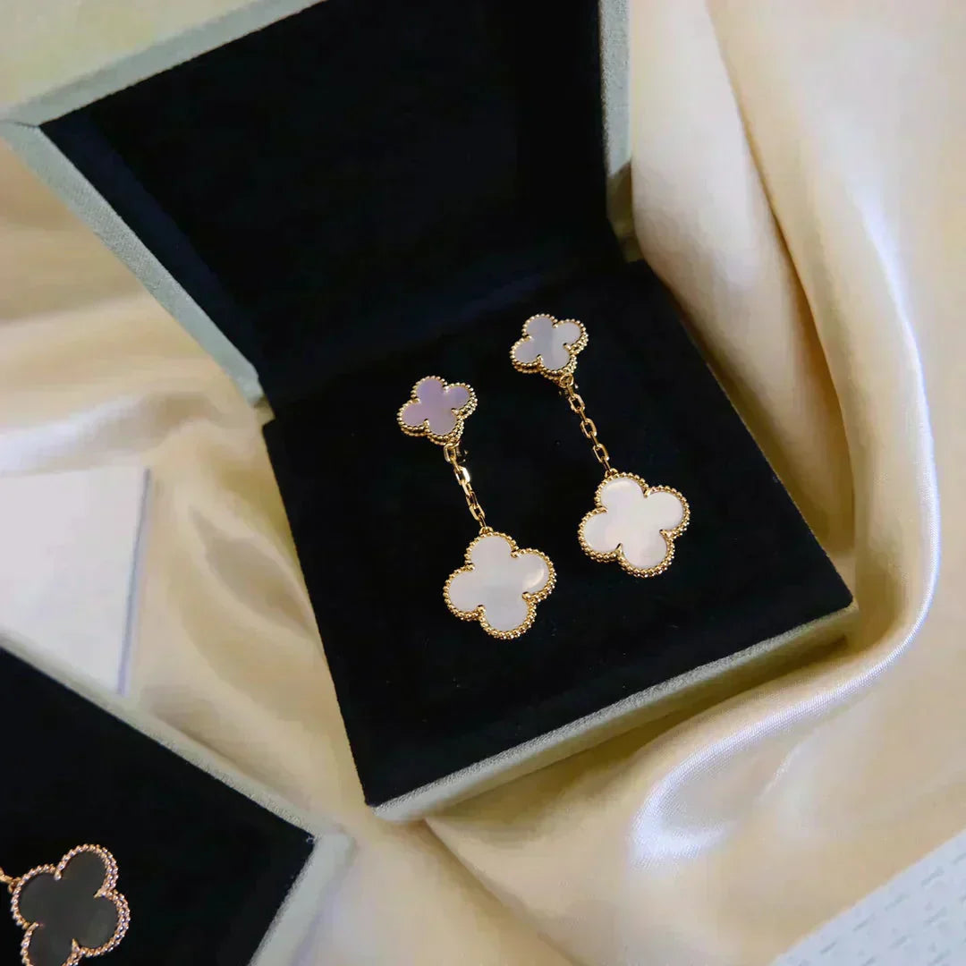 [Echo ]CLOVER 2 MOTIF WHITE MOP EARRINGS