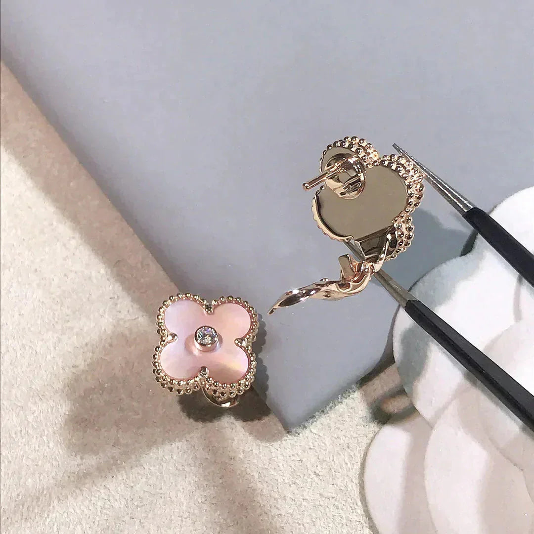 [Echo ]CLOVER MEDIUM 1 MOTIFS  PINK MOP DIAMOND EARRINGS
