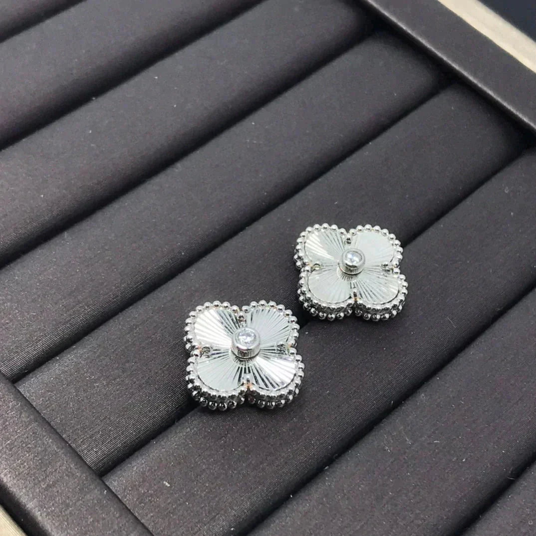 [Echo ]CLOVER MINI 9.5MM LASER EARRINGS