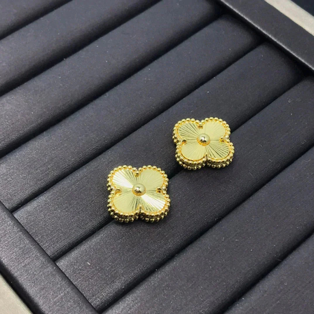 [Echo ]CLOVER MINI 9.5MM LASER EARRINGS