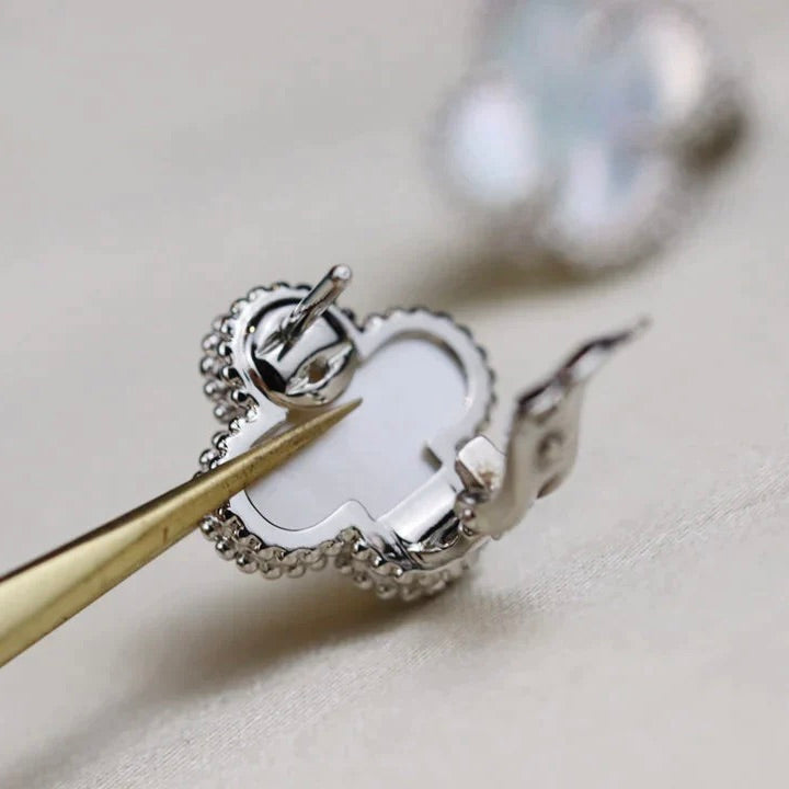 [Echo ]CLOVER MEDIUM 1 MOTIFS  WHITE MOP EARRINGS SILVER