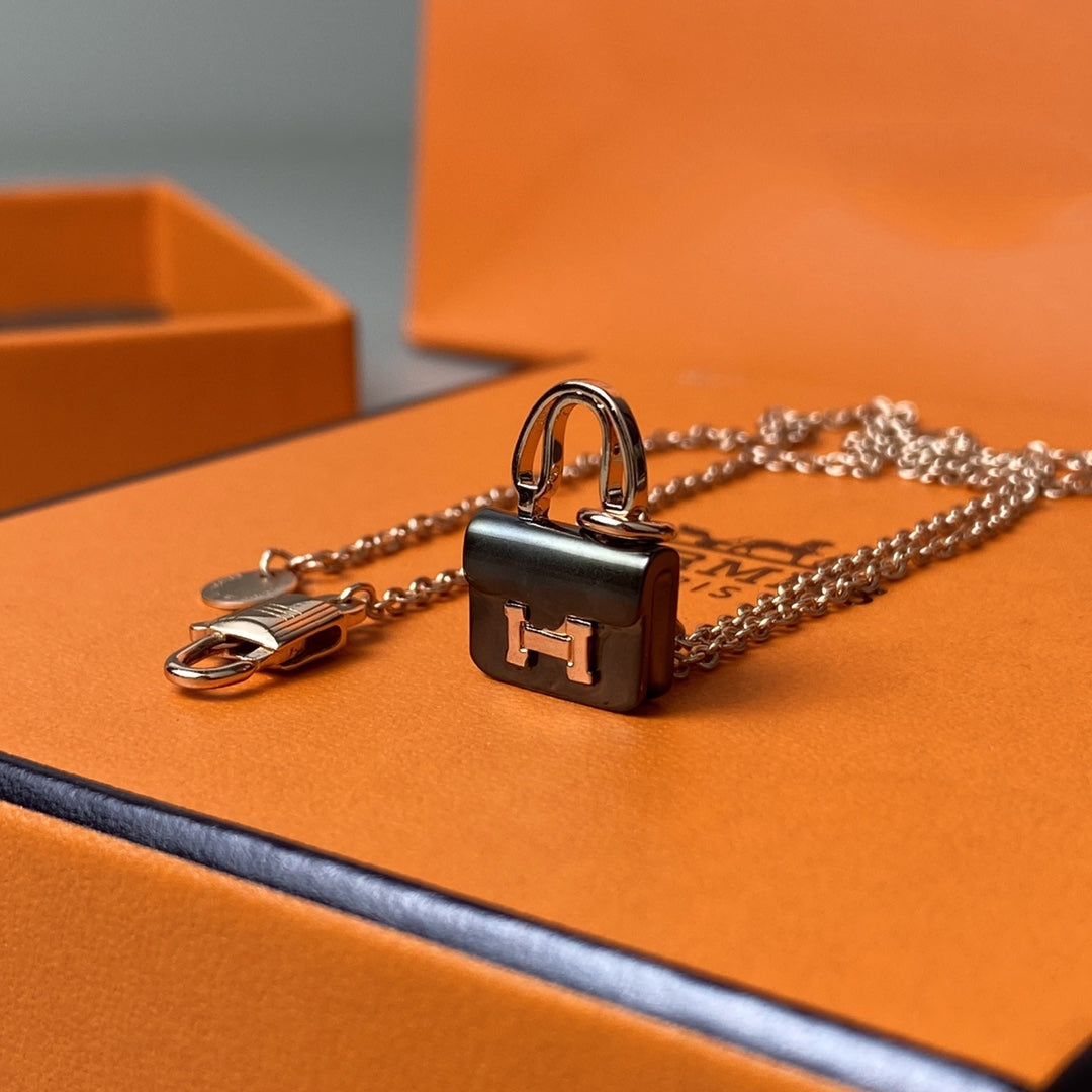 [Echo ]CONSTANCE BLACK PEDANT PINK GOLD NECKLACE