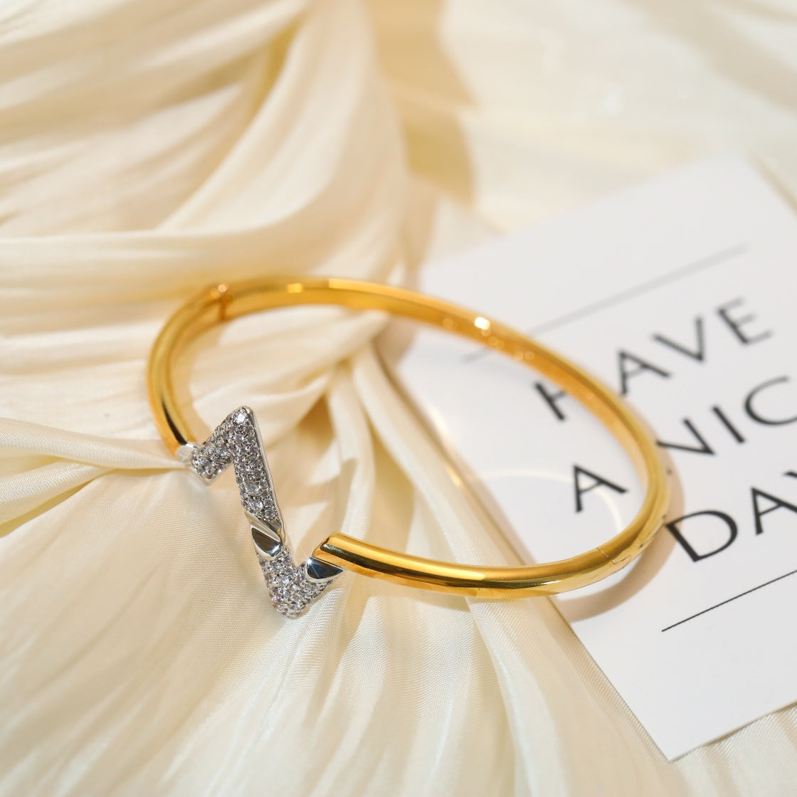 [Echo ]VOLTE UPSITE DOWN GOLD DIAMOND BRACELET