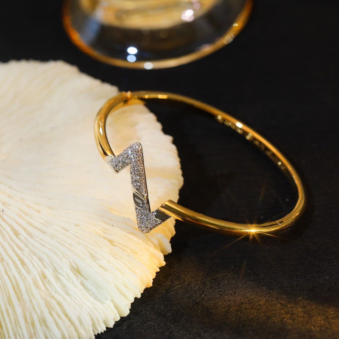 [Echo ]VOLTE UPSITE DOWN GOLD DIAMOND BRACELET