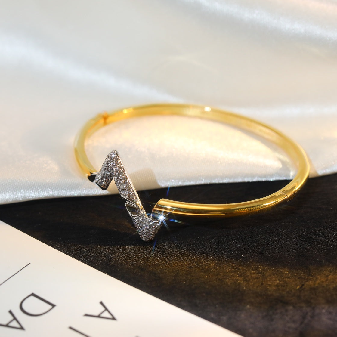 [Echo ]VOLTE UPSITE DOWN GOLD DIAMOND BRACELET