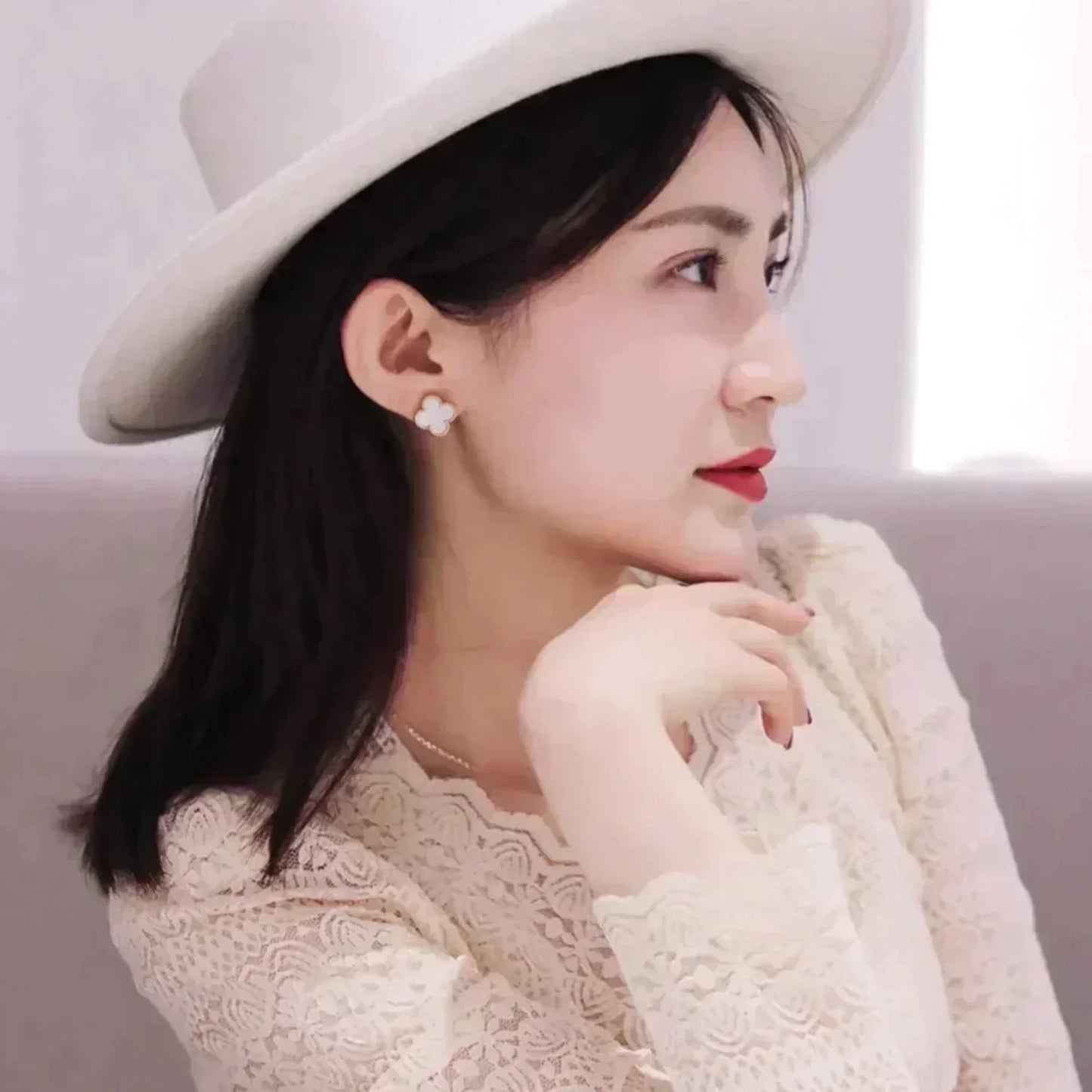 [Echo ]CLOVER MEDIUM 1 MOTIFS  WHITE MOP STUD EARRINGS