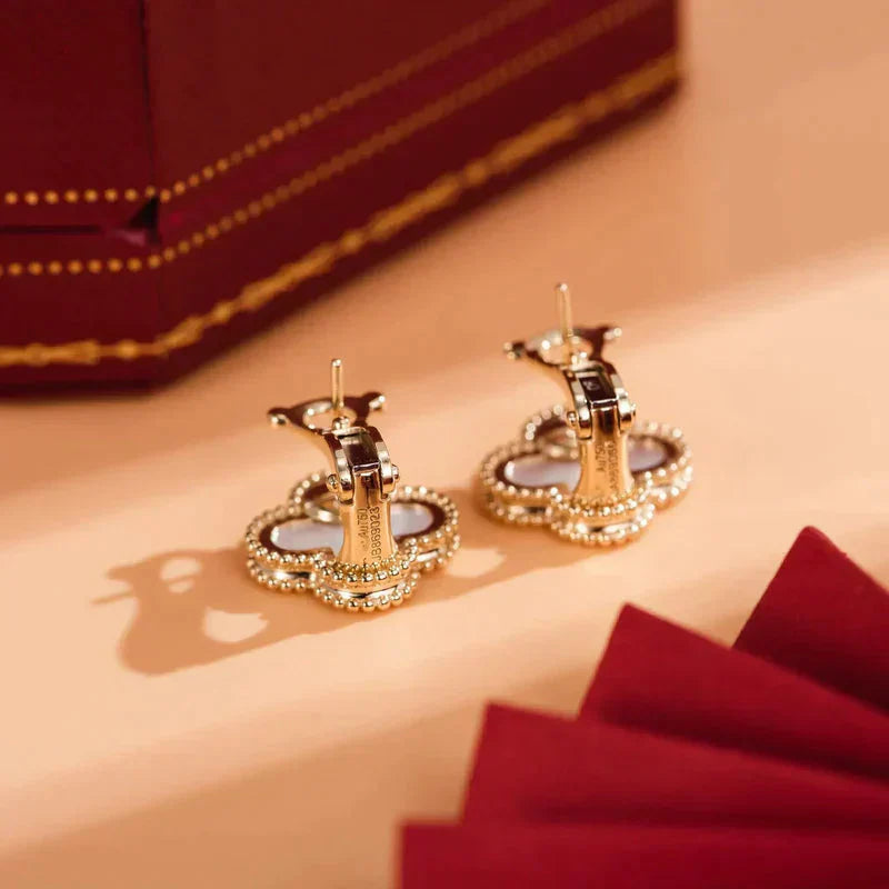 [Echo ]CLOVER MEDIUM 1 MOTIFS  WHITE MOP STUD EARRINGS