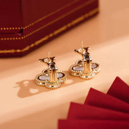 [Echo ]CLOVER MEDIUM 1 MOTIFS  WHITE MOP STUD EARRINGS