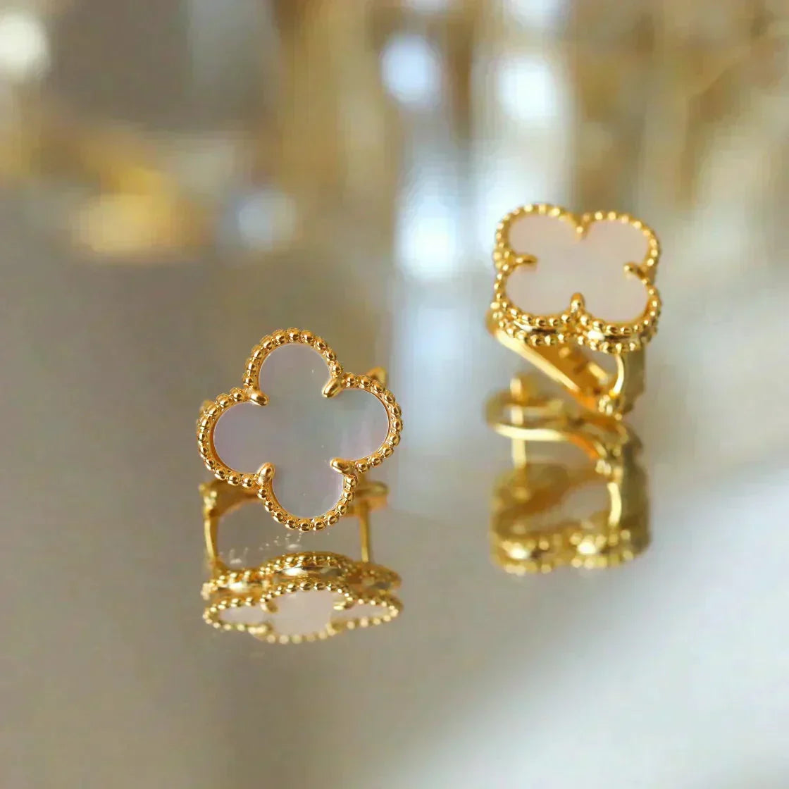 [Echo ]CLOVER MEDIUM 1 MOTIFS  WHITE MOP STUD EARRINGS