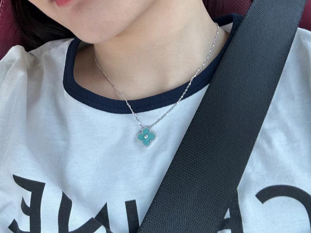 [Echo ]CLOVER 1 DIAMOND LIGHT BLUE SILVER NECKLACE