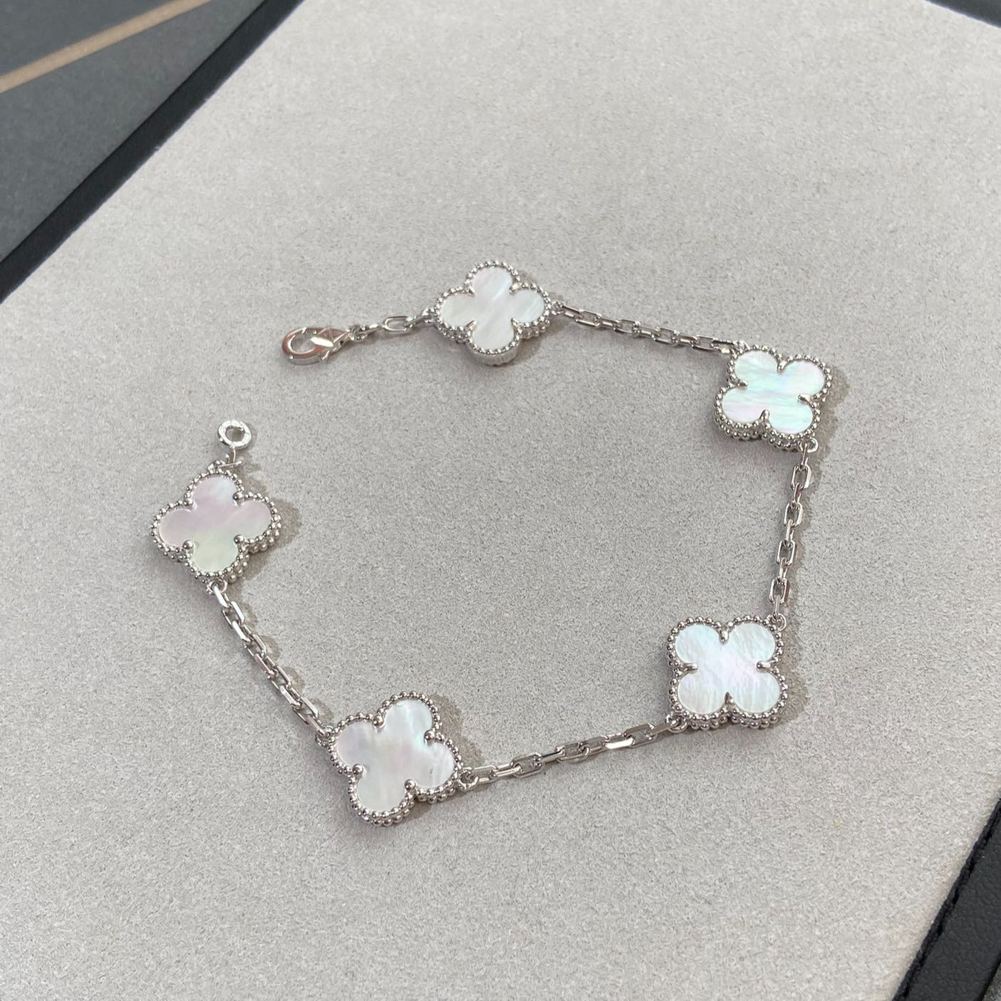 [ECHO ]CLOVER WHITE PEARL MOP 5 MOTIF BRACELET COLLECTION