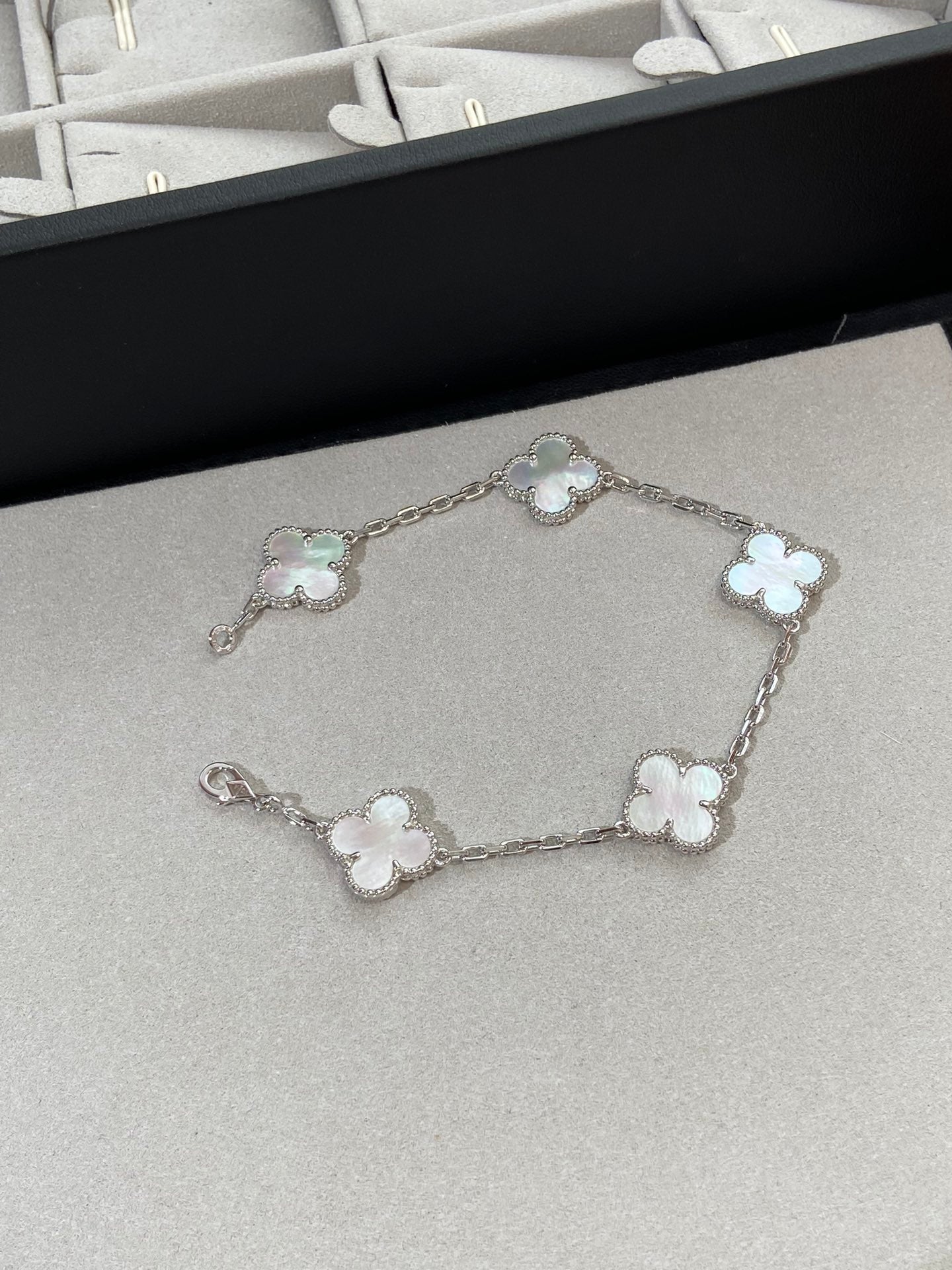 [ECHO ]CLOVER WHITE PEARL MOP 5 MOTIF BRACELET COLLECTION