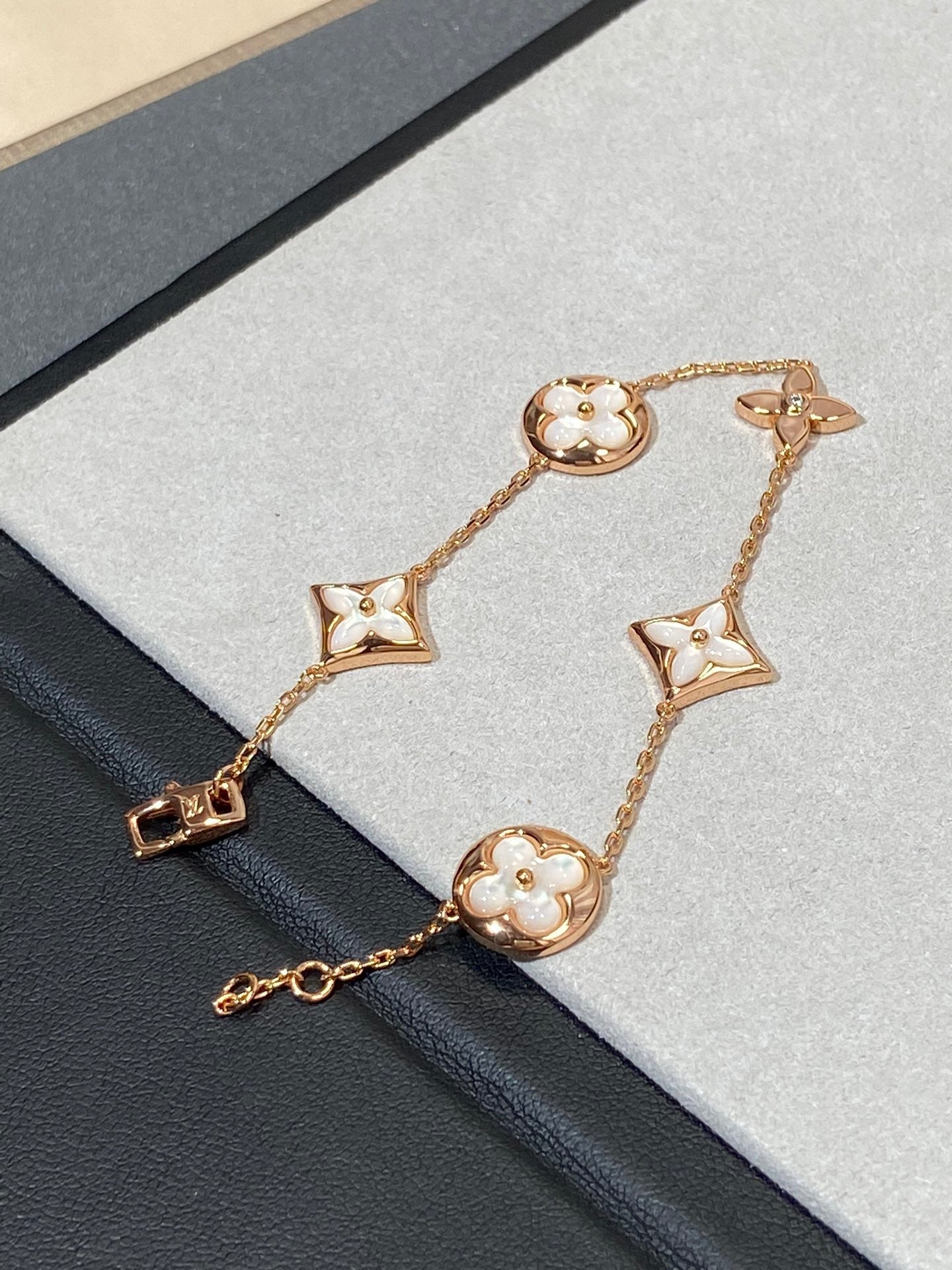 [Echo ]STAR AND SUN 5 MOTIF MOP PINK GOLD BRACELET