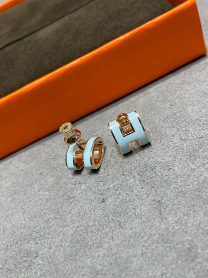 [Echo ]POP H SKY BLUE STUD EARRINGS