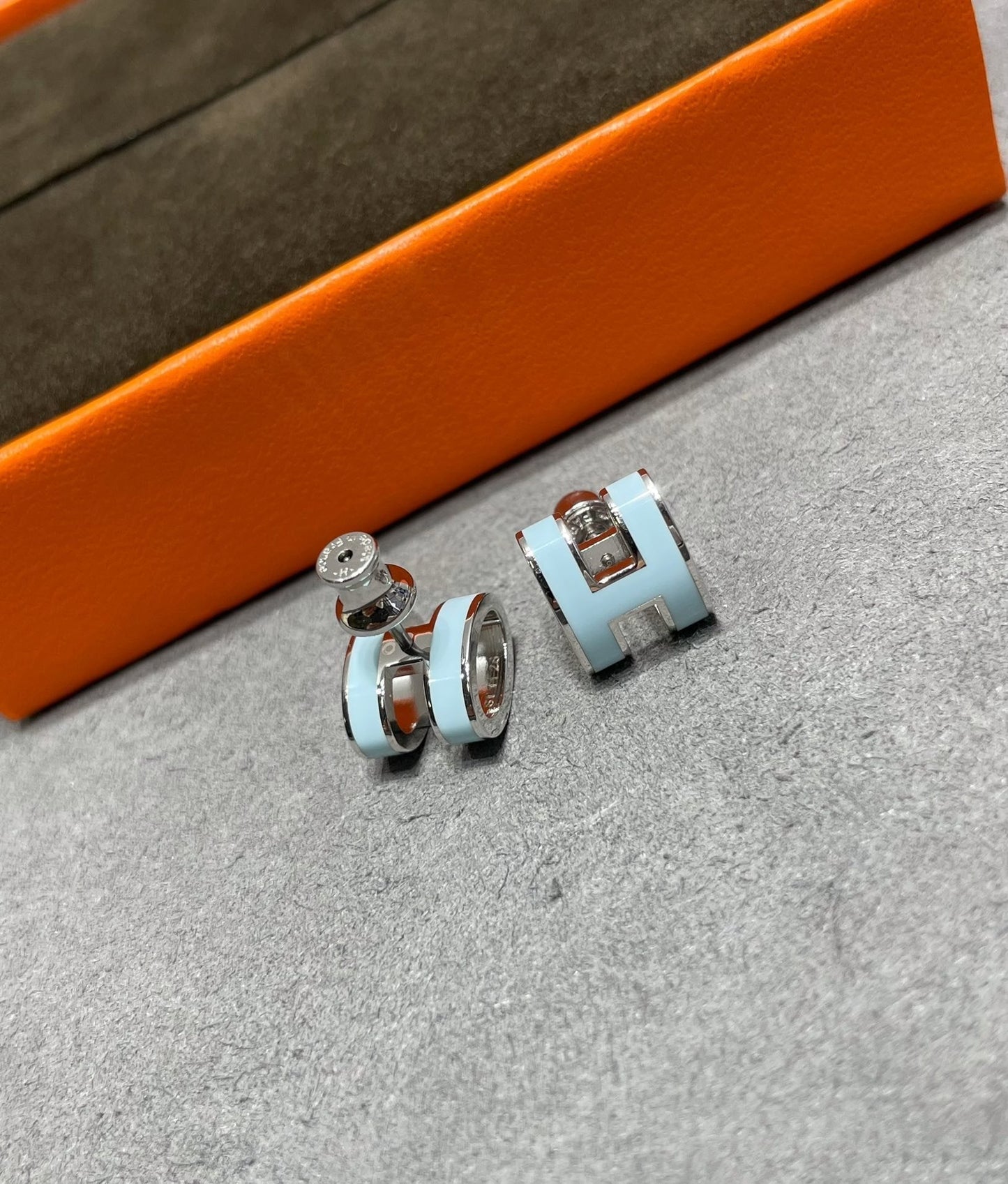[Echo ]POP H SKY BLUE STUD EARRINGS