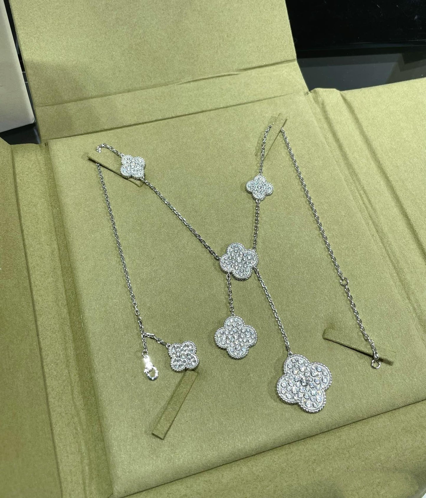 [Echo ]CLOVER 6 MOTIF DIAMOND PAVED NECKLACE