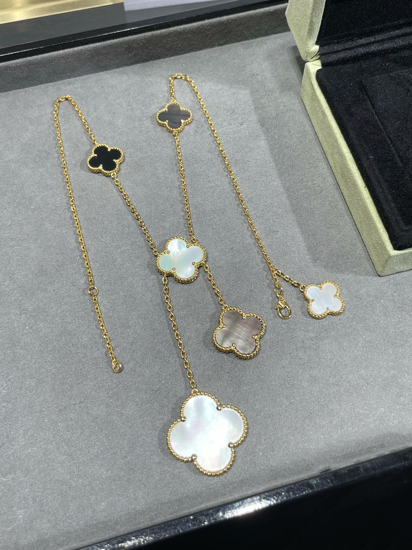 [Echo ]CLOVER 6 MOTIF MOP ONYX GOLD NECKLACE
