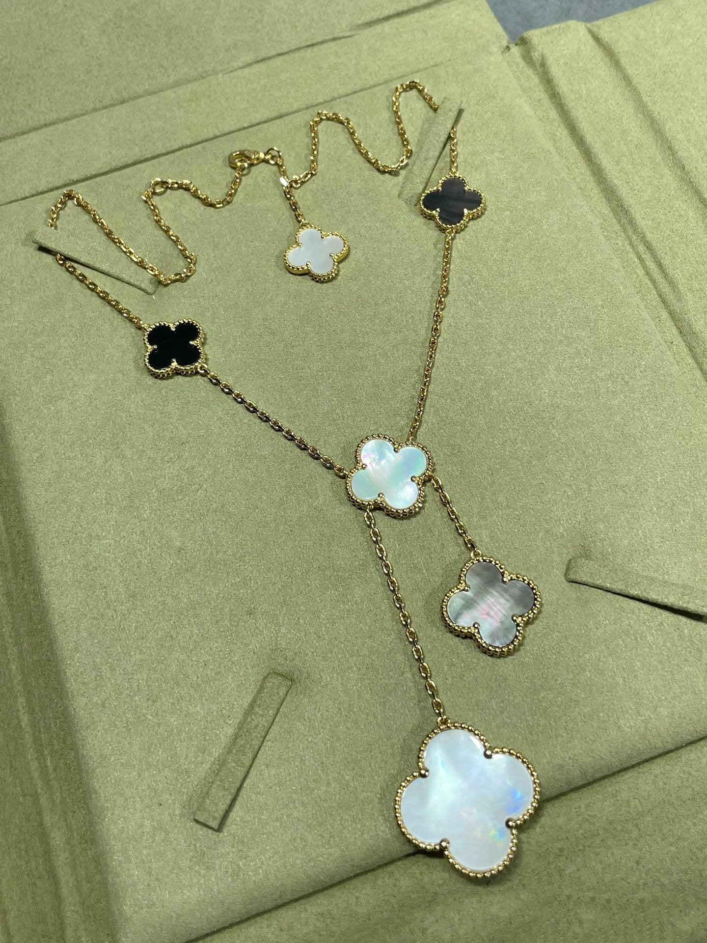 [Echo ]CLOVER 6 MOTIF MOP ONYX GOLD NECKLACE