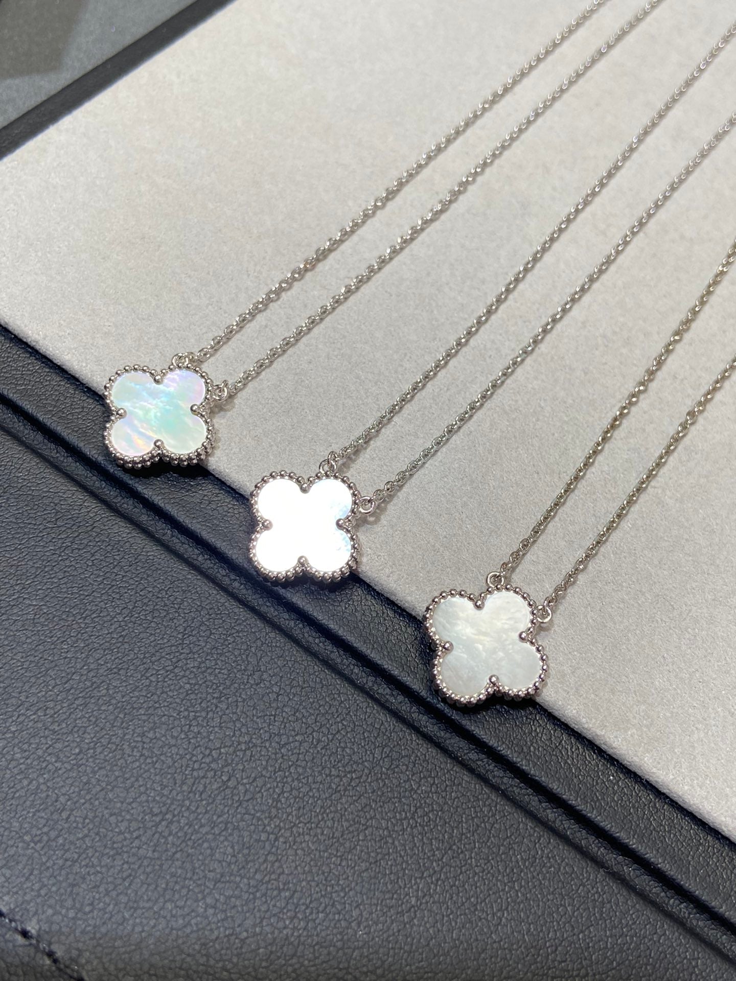 [Echo ]CLOVER MEDIUM SILVER WHITE MOP NECKLACE