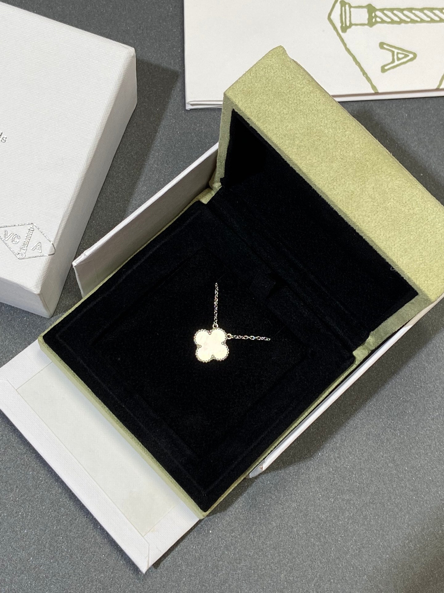 [Echo ]CLOVER MEDIUM SILVER WHITE MOP NECKLACE