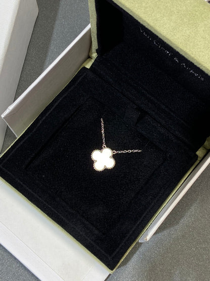 [Echo ]CLOVER MEDIUM SILVER WHITE MOP NECKLACE