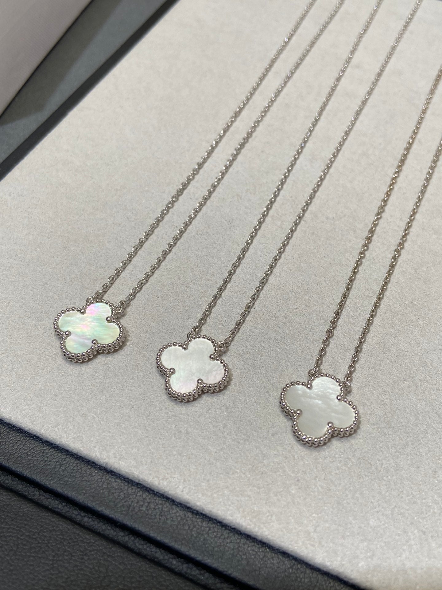 [Echo ]CLOVER MEDIUM SILVER WHITE MOP NECKLACE