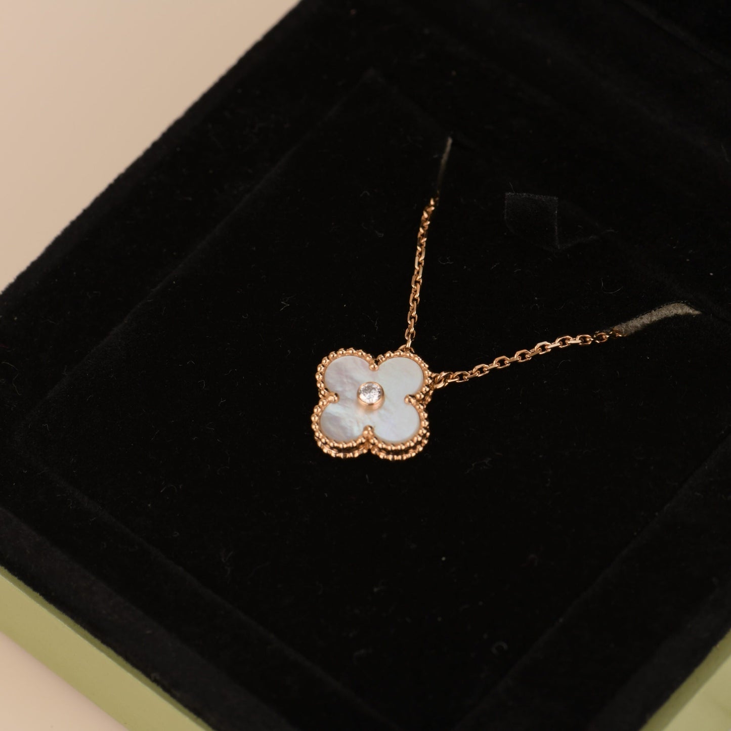 [Echo ]CLOVER 15MM DIAMOND WHITE FRITILLARIA NECKLACE