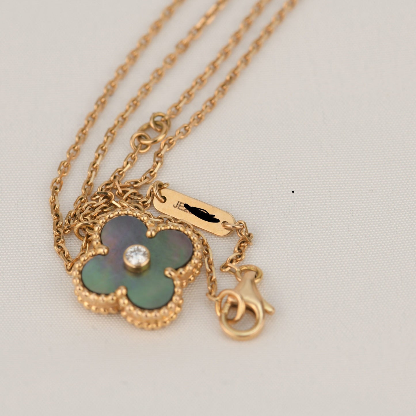 [Echo ]CLOVER 15MM DIAMOND AND MOTHER-OF-GREY NECKLACE