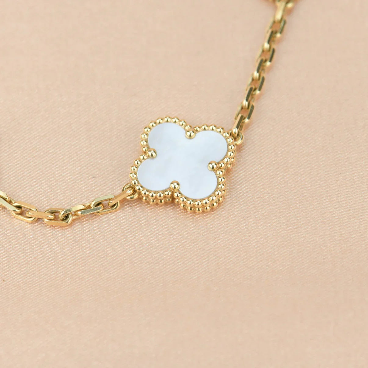 [ECHO ]CLOVER WHITE PEARL MOP 5 MOTIF BRACELET COLLECTION