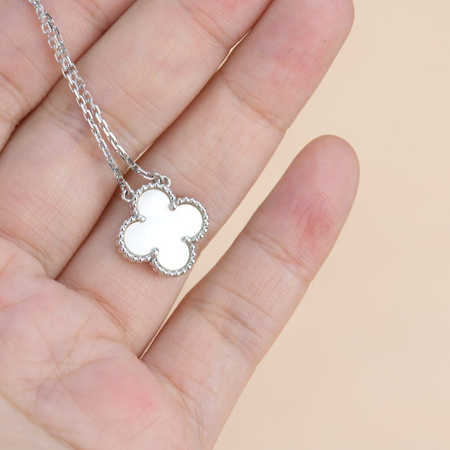 [Echo ]CLOVER  15MM WHITE MOTHER-OF-PEARL SILVER