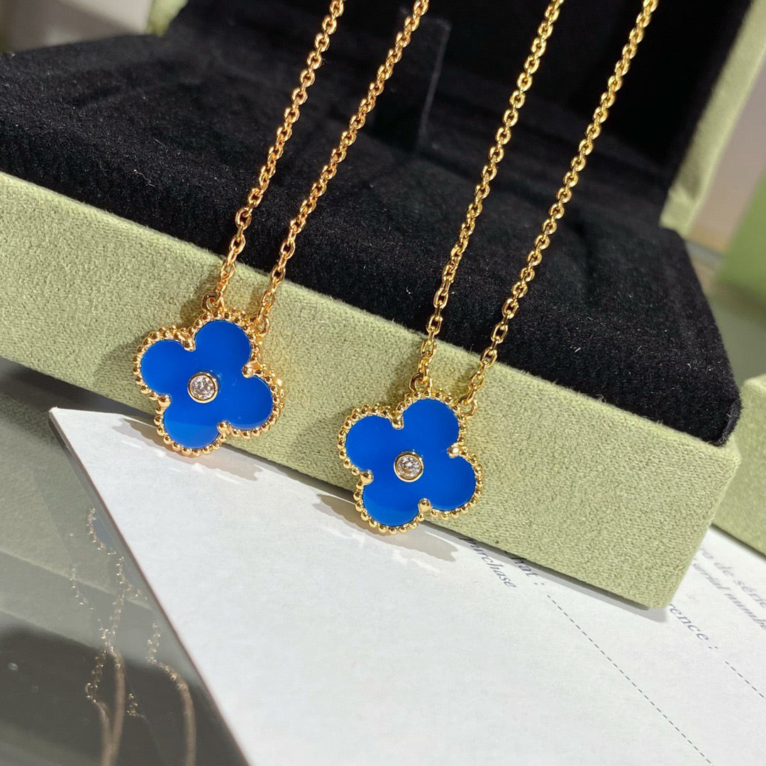[Echo ]CLOVER 15MM DIAMOND AND BLUE AGATE NECKLACE