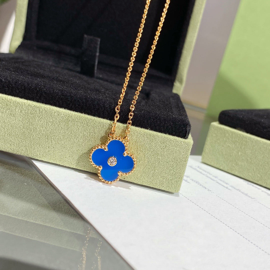 [Echo ]CLOVER 15MM DIAMOND AND BLUE AGATE NECKLACE