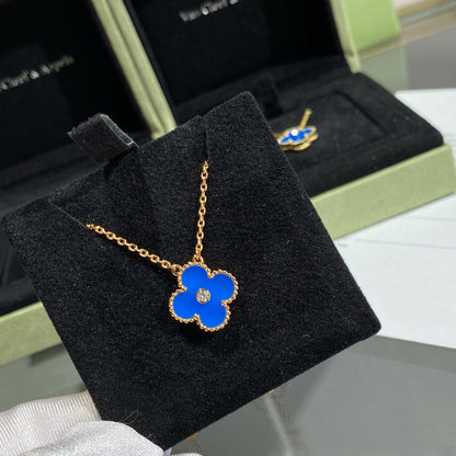 [Echo ]CLOVER 15MM DIAMOND AND BLUE AGATE NECKLACE