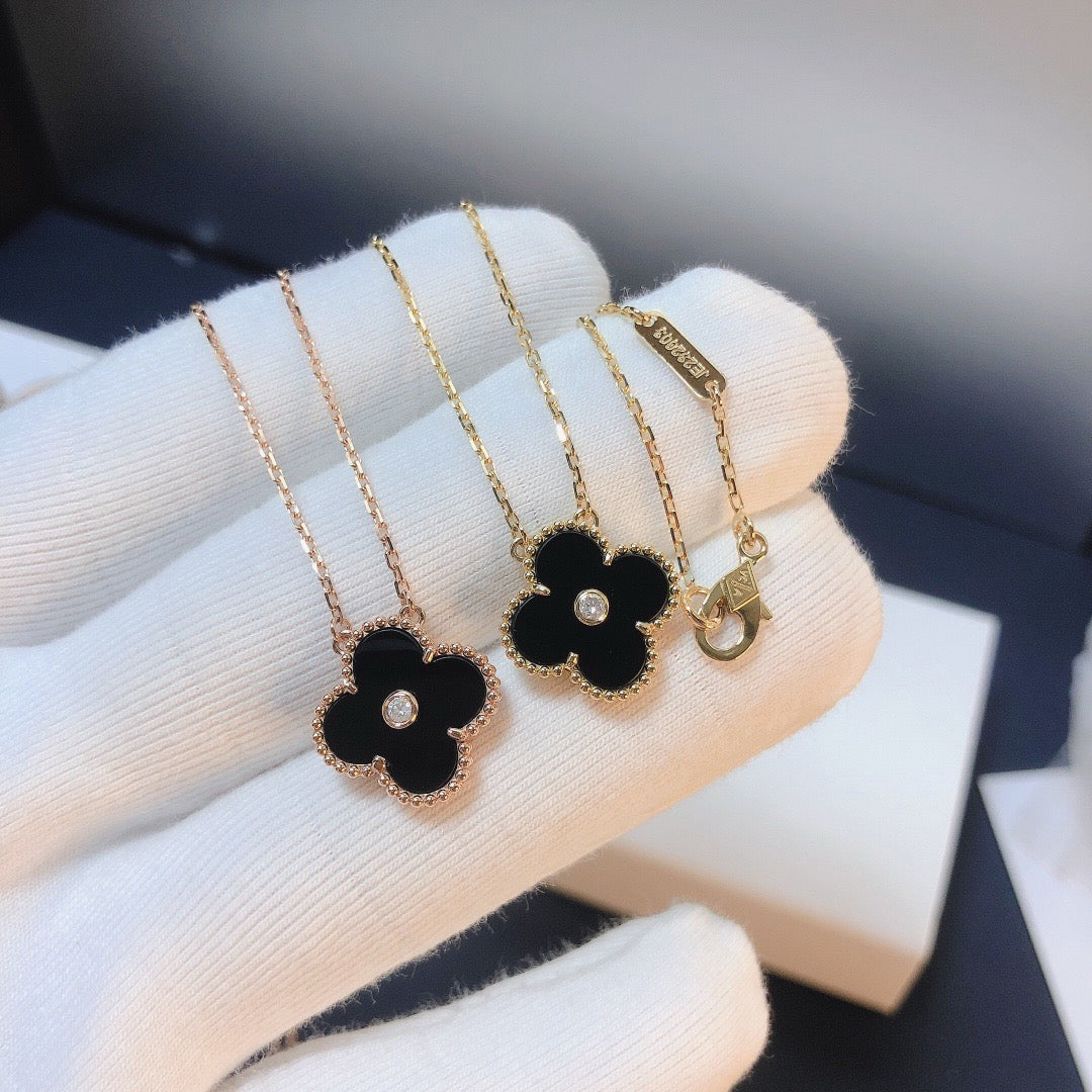 [Echo ]CLOVER 15MM DIAMOND ONYX NECKLACE