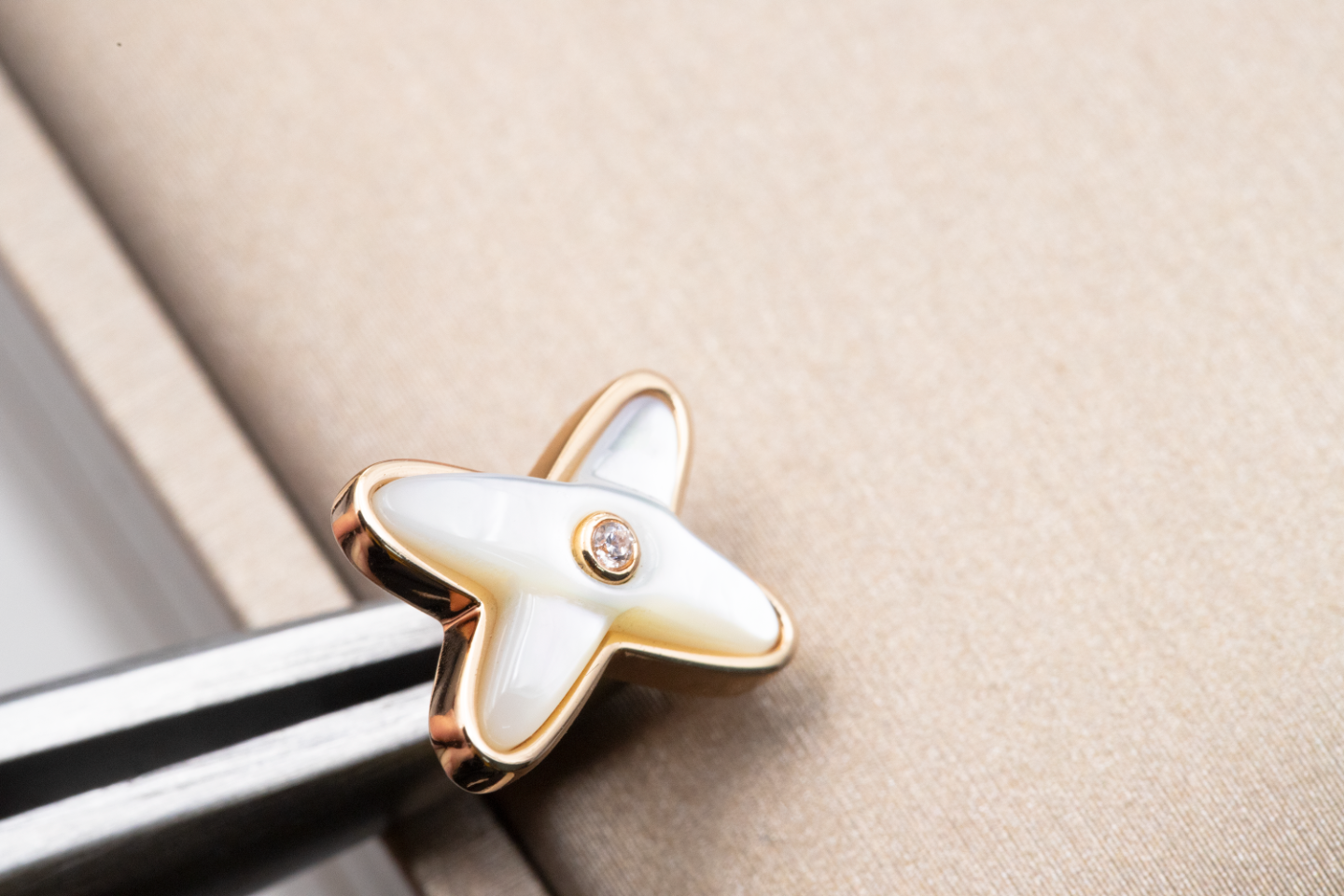 [Echo ]JEUX DE WHITE MOP PINK GOLD DIAMOND EARRINGS