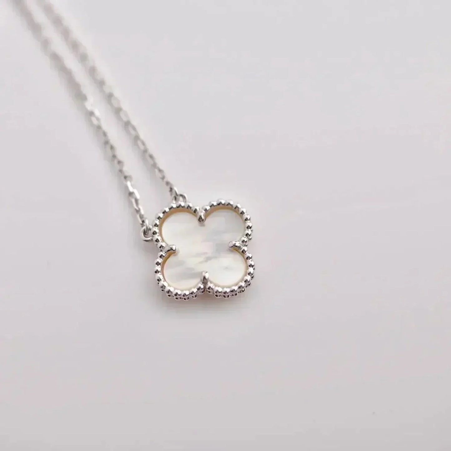 [Echo ]CLOVER  15MM WHITE MOTHER-OF-PEARL SILVER