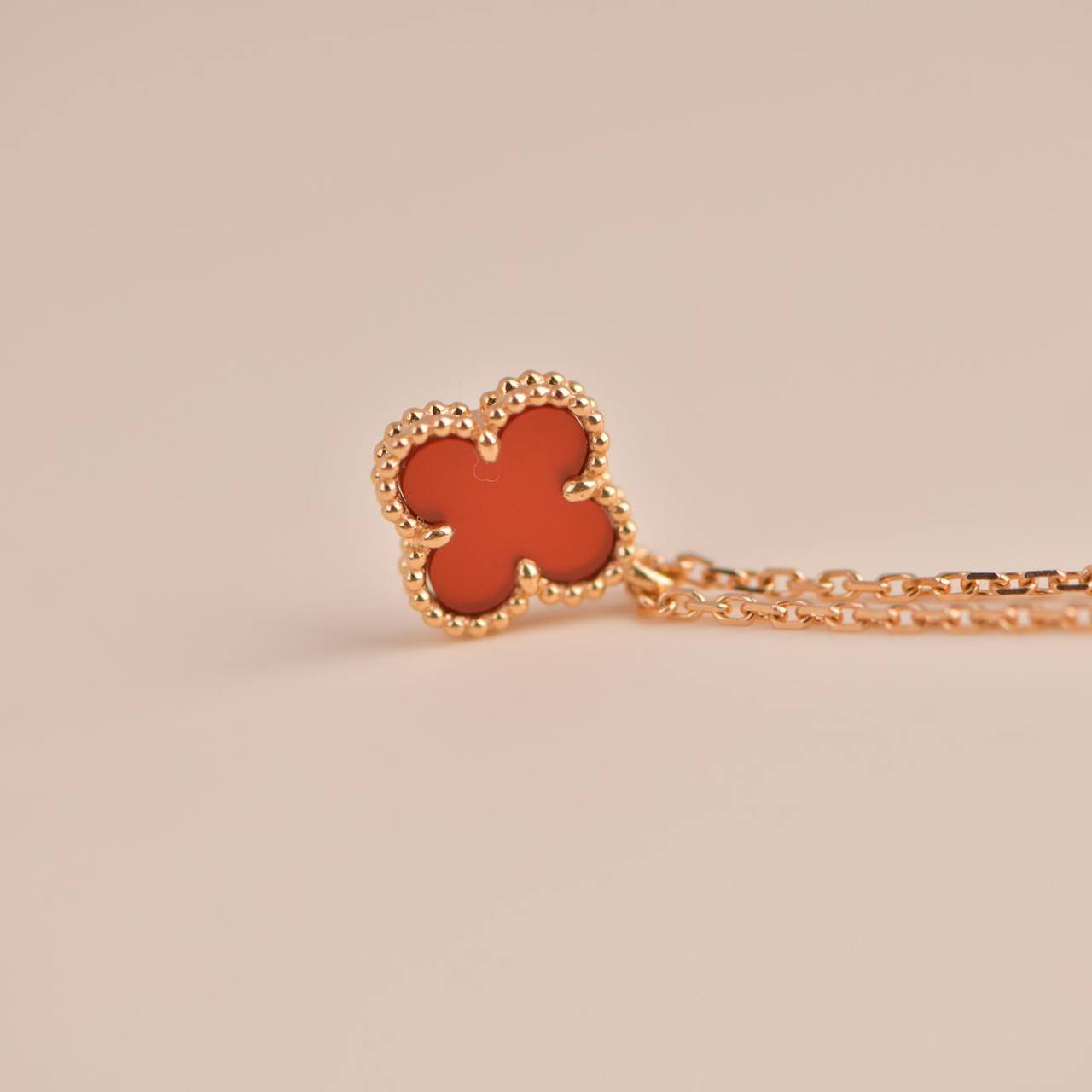 [Echo ]CLOVER MINI 9.5MM WHITE CARNELIANS NECKLACE