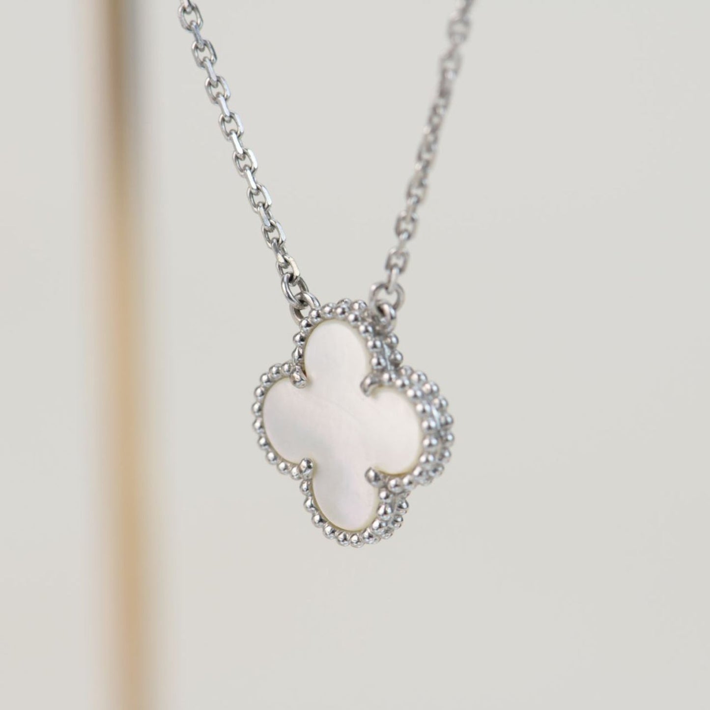[Echo ]CLOVER  15MM WHITE MOTHER-OF-PEARL SILVER