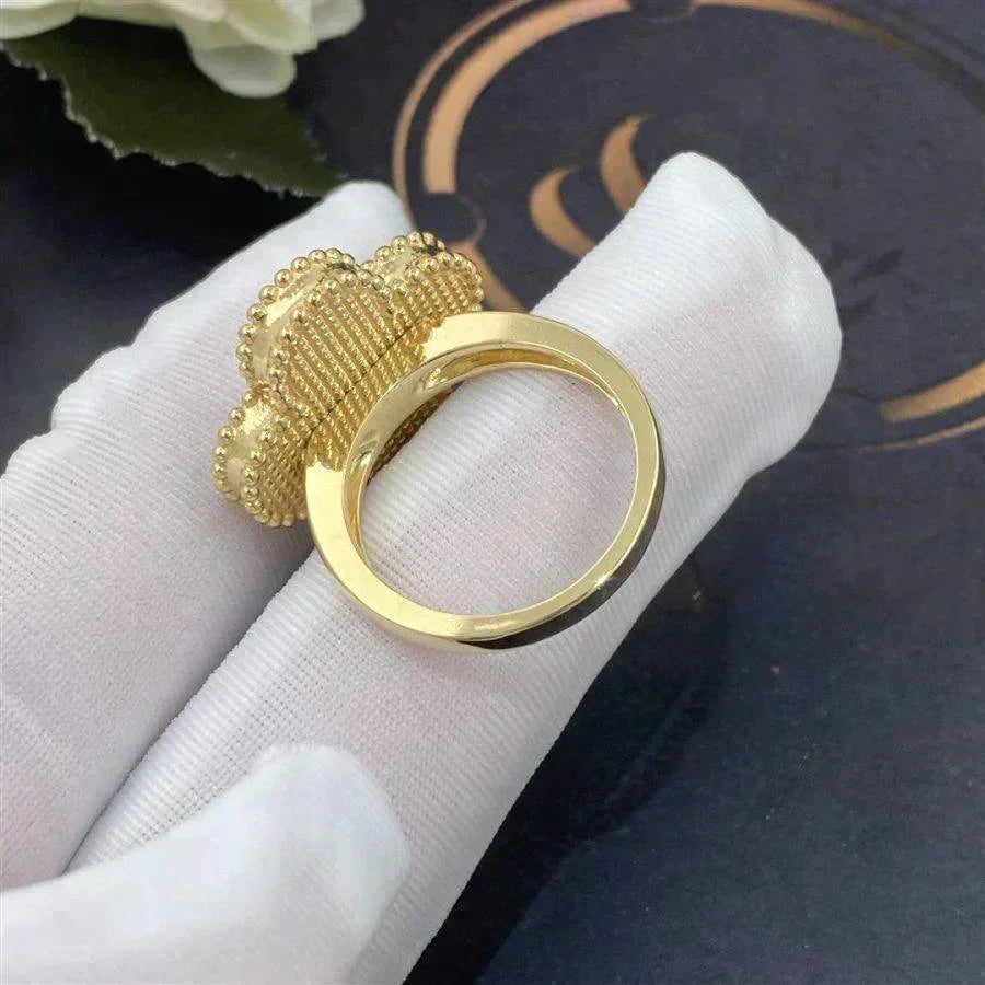 [Echo ]CLOVER WHITE MOP RING