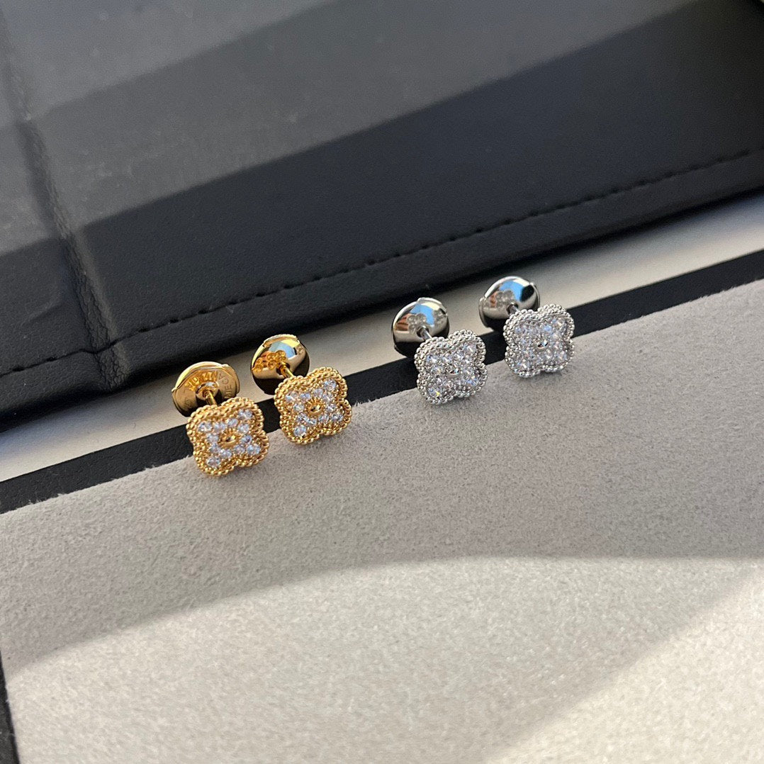 [エコー]クローバーミニダイヤモンドスタッドピアス